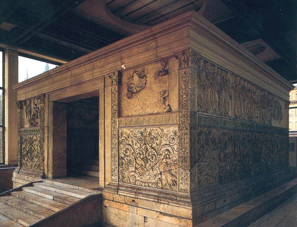 Алтарь Мира (лат. Ara Pacis Augustae)  13 год до н. э.. Находится в одноимённом музее в Риме.