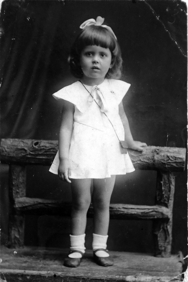 Фото маленькой Зои Макаровой чудом уцелело в разбомбленном доме