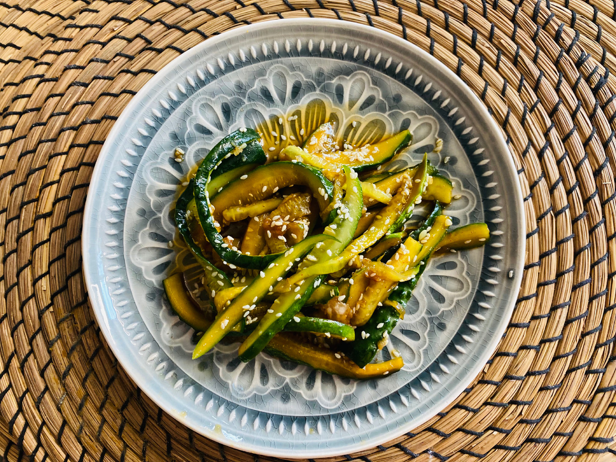 Огурцы по-корейски: мёд гречишный, соевый соус, уксус, соль, кунжут, дешево, полезно, вкусно. На этой основе возможны любые варианты салатов. 