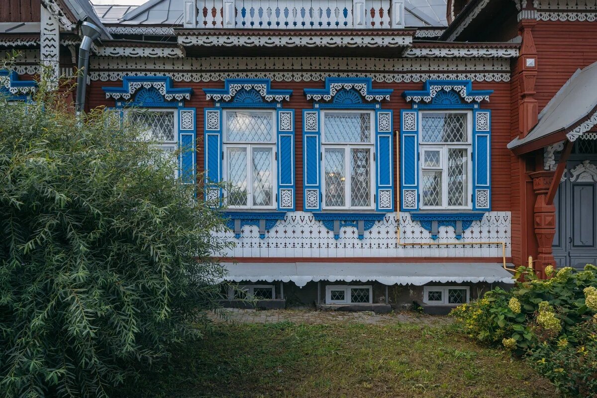 Резьба украшает окна, двери и балконы. Фото: Дима Четыре