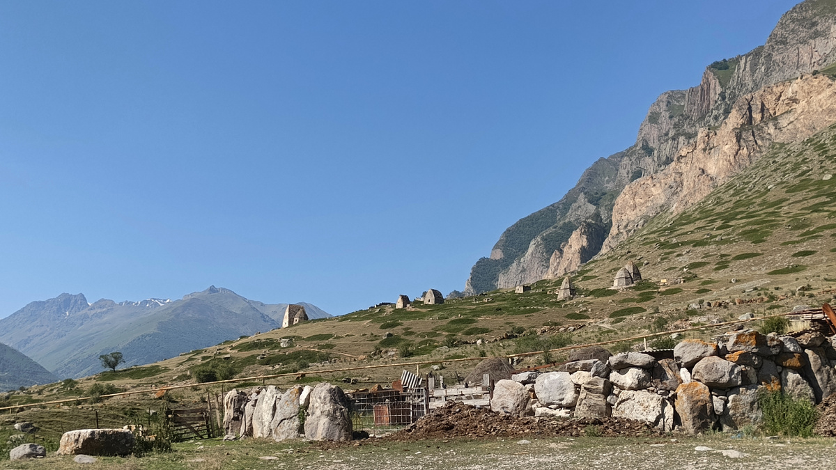 Вид на "город мёртвых" на подходе к нему от села Эль-Тюбю. Июль 2025. Фото автора.