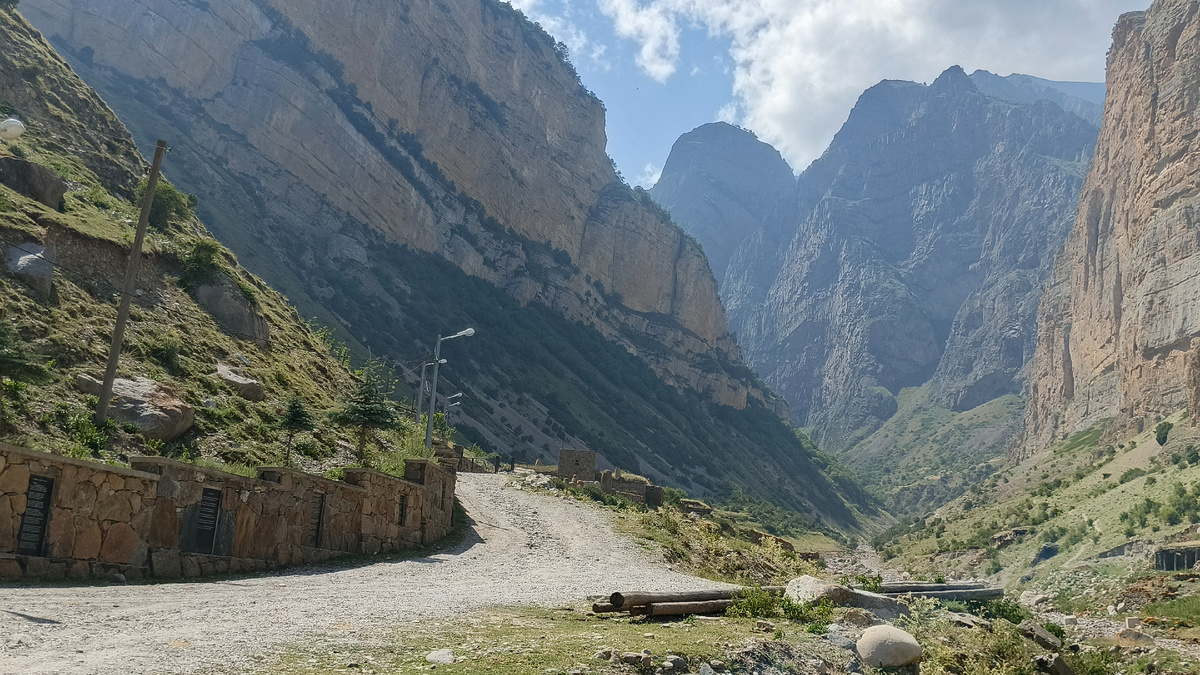 Ущелье реки Джылгы-Су. Здесь чуть дальше по этой дороге я встретила туристов, которые искали "город мёртвых". Июль 2025. Фото моё.