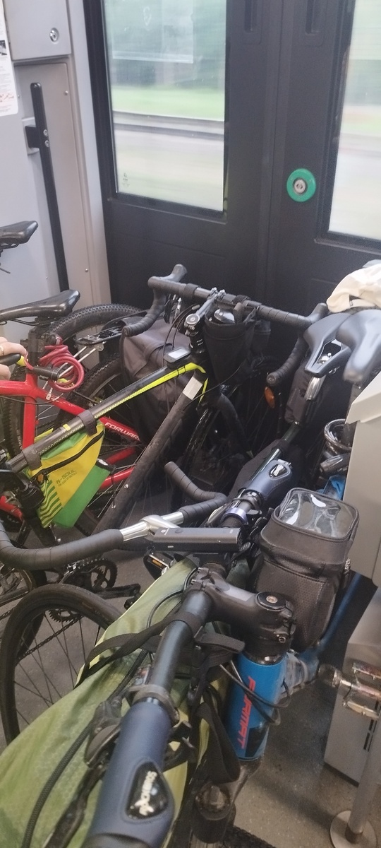 Сесть было негде, благо, ехать всего 20 минут с лишним. Большинство великов ехали до Выборга, по крайней мере, в нашем вагоне - это где я палец 2 года назад сломала во время покатушек)))