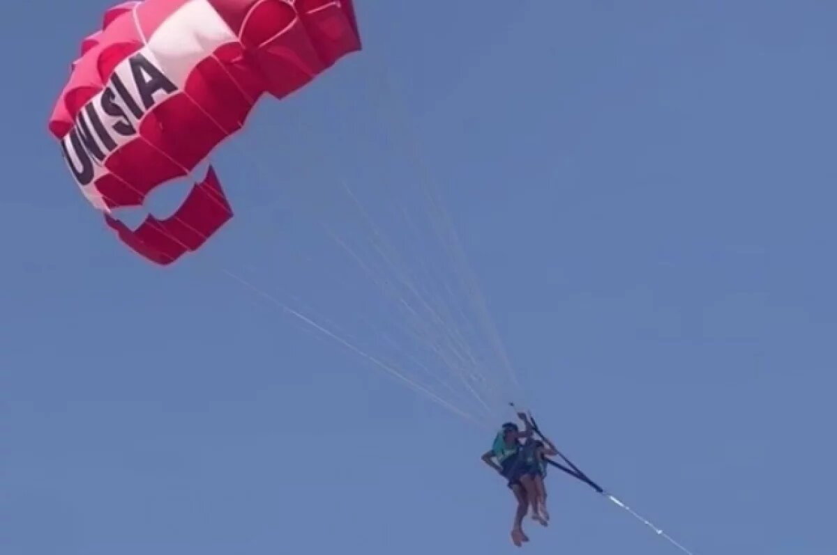    Туристка подверглась насилию, летая на парашюте над морем в Тунисе
