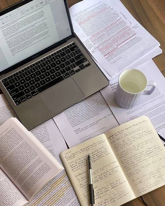 Почему демоверсий НЕ хватит для поступления в профильную школу?

Родители часто заблуждаются, думая, что прорешивание демоверсий гарантирует поступление. Но экзамен — это не только знания, а еще и стратегия, скорость и понимание критериев.

Что упускают родители?

🔷 «Мы разобрали вариант — всё просто!»
— Но кому просто: вам или ребенку? Формулировки на экзамене могут измениться, и даже знающий ученик растеряется в непривычном формате.

🔷 «Главное — правильно решить»
— Однако во многих школах важно не только дать правильный ответ, но и оформить его по требованиям — иначе могут снизить баллы. Например, в школе №1568 при морфологическом разборе нужно отдельно указать постоянные и непостоянные признаки, а не просто перечислить их.

🔷 «Успеет, дома же справлялся»
— На реальном экзамене времени в обрез! В школе №1533 второклассникам дают 20–25 минут на объемные задания. Без тренировки скорости даже гений не уложится.

Как готовиться правильно?

✔ Адаптация под конкретную школу
— Требования везде разные: где-то нужен развернутый ответ, где-то — краткий. Учимся «читать» задания между строк.

✔ Работа на время
— Тренируемся распределять минуты, чтобы не застрять на одном задании.

✔ Разбор критериев
— Заранее знаем, за что снимут баллы, и избегаем ошибок по невнимательности.

Демоверсии — лишь старт. Без системной подготовки с упором на формат, время и критерии даже способный ребенок рискует провалить экзамен.

Начните готовиться заранее с тем, кто знает специфику школы изнутри. Пишите в личные сообщения — расскажу, как построить подготовку без стресса.

Ставьте 🧡, если хотите разбор типичных ошибок на экзаменах в топ-школы!