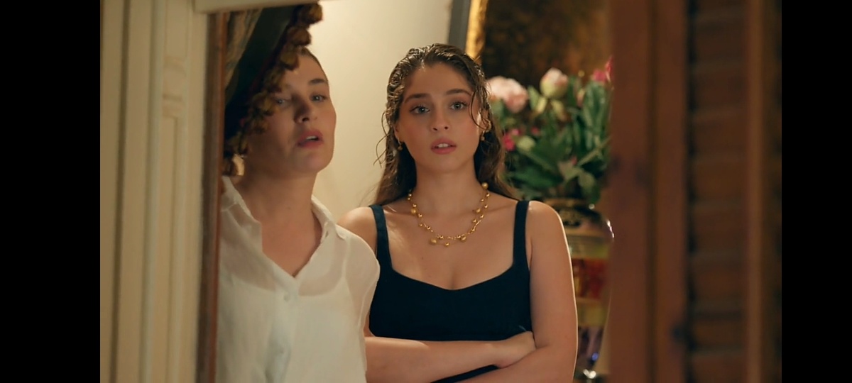 Лейла и Нур наблюдают за семейным советом в конце серии. 