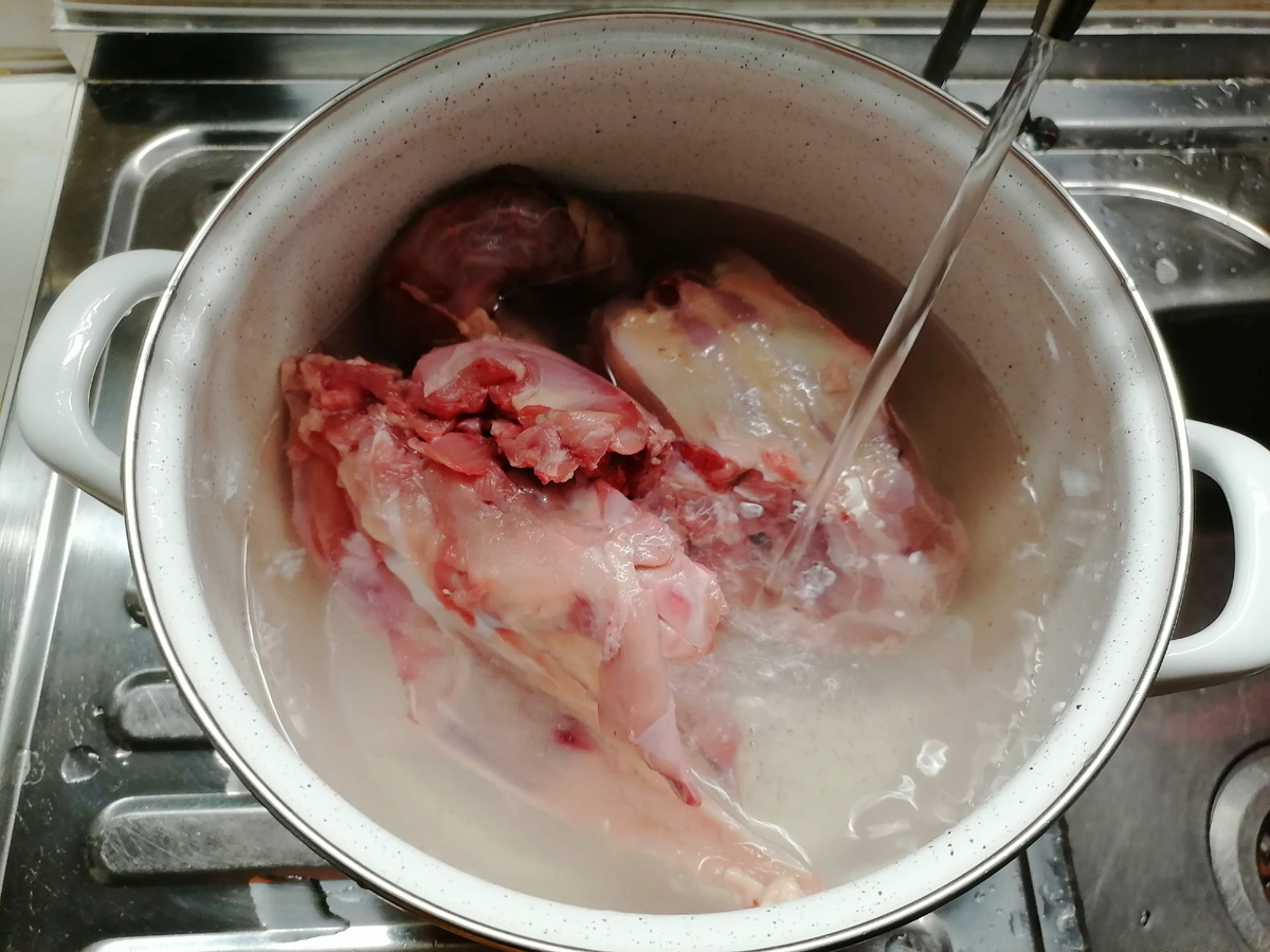 Промыла и залила холодной водой остов бройлера. 