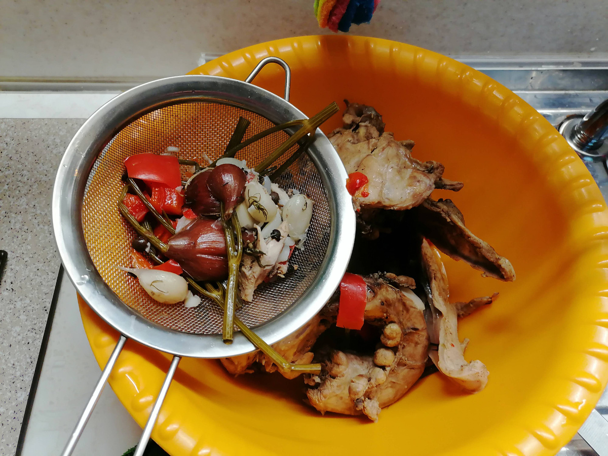 Больон процедила через сито, все ненужное на выброс