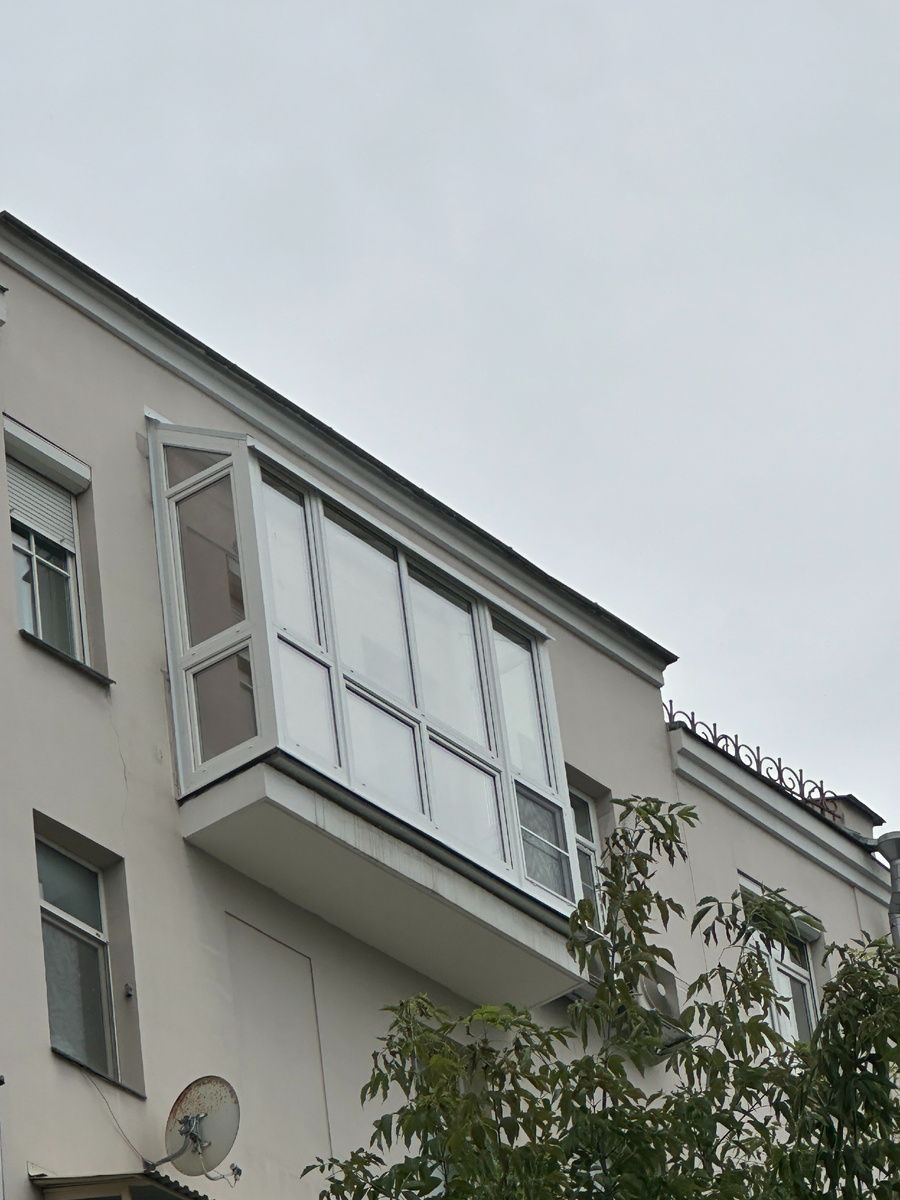 🔹 Что делает этот проект особенным?

✔️ Стеклянная крыша под углом
Такое решение не только пропускает максимум естественного света, но и визуально расширяет пространство. Благодаря особой конструкции и использованию качественного закалённого стекла с защитой от УФ-излучения, крыша надёжно защищает от осадков и жары.