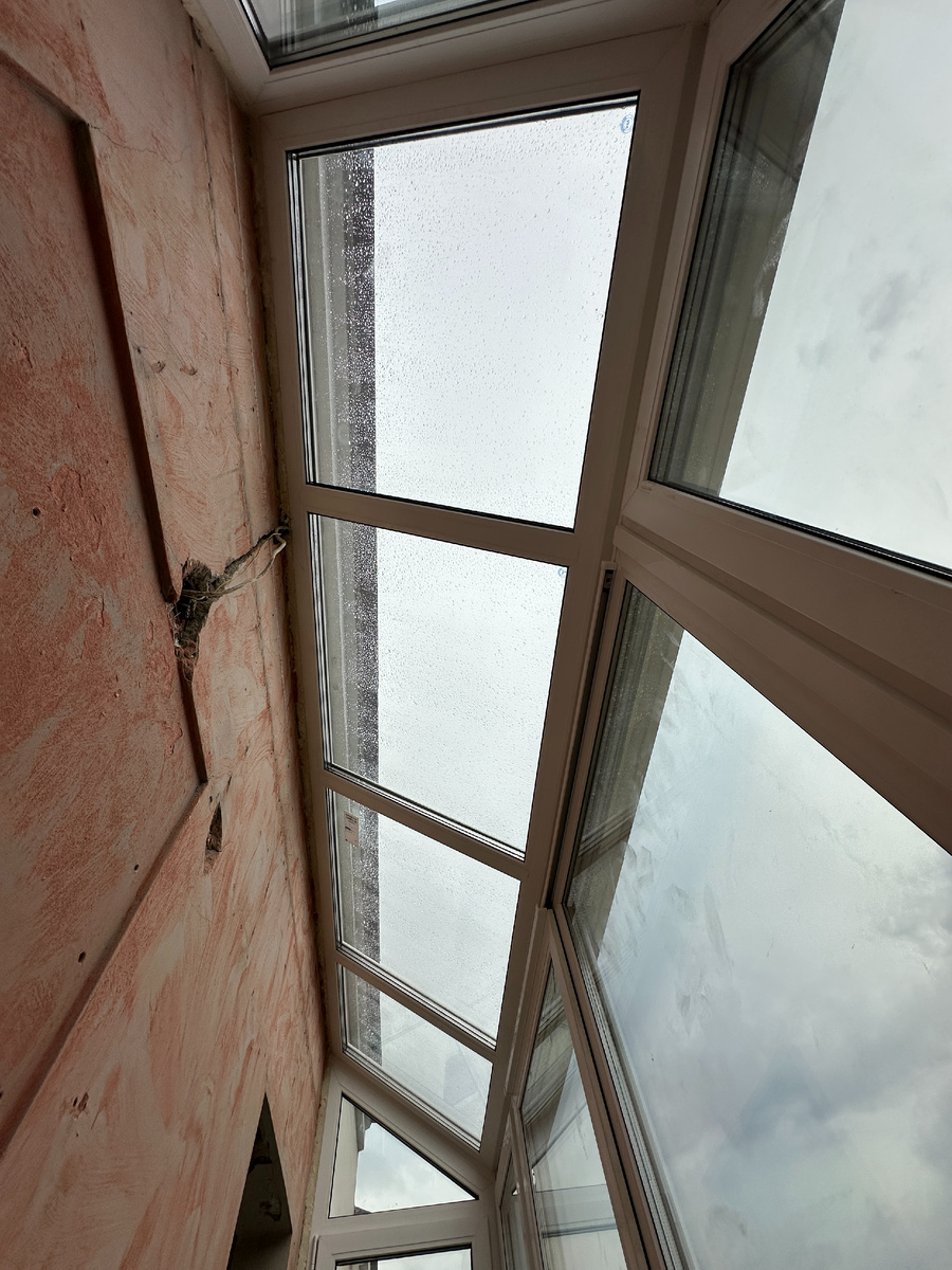 
✔️ Сложная геометрия
Балкон имеет неординарную форму: сопряжение вертикальных и наклонных элементов, чёткая герметизация всех стыков и сложные углы. Такие проекты практически никто не берётся реализовывать — мы же сделали это и добились идеального результата.