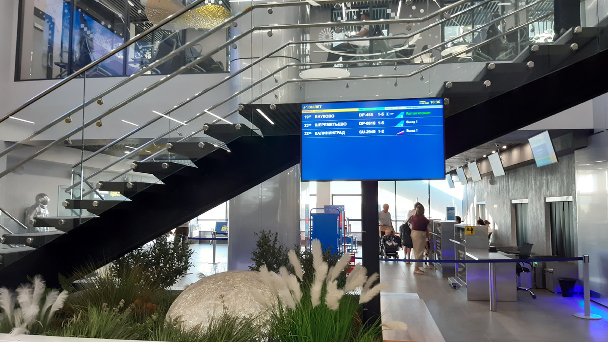 Первый этаж нового аэропорта (табло с рейсами)