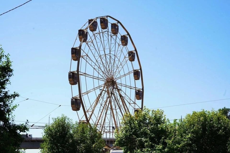    Ремонт колеса обозрения в Барнауле. Источник: предоставлено "Толку"