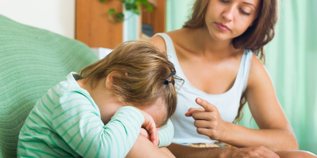 Злиться — можно. Бояться — тоже. Как учить ребёнка проживать эмоции, а не подавлять их