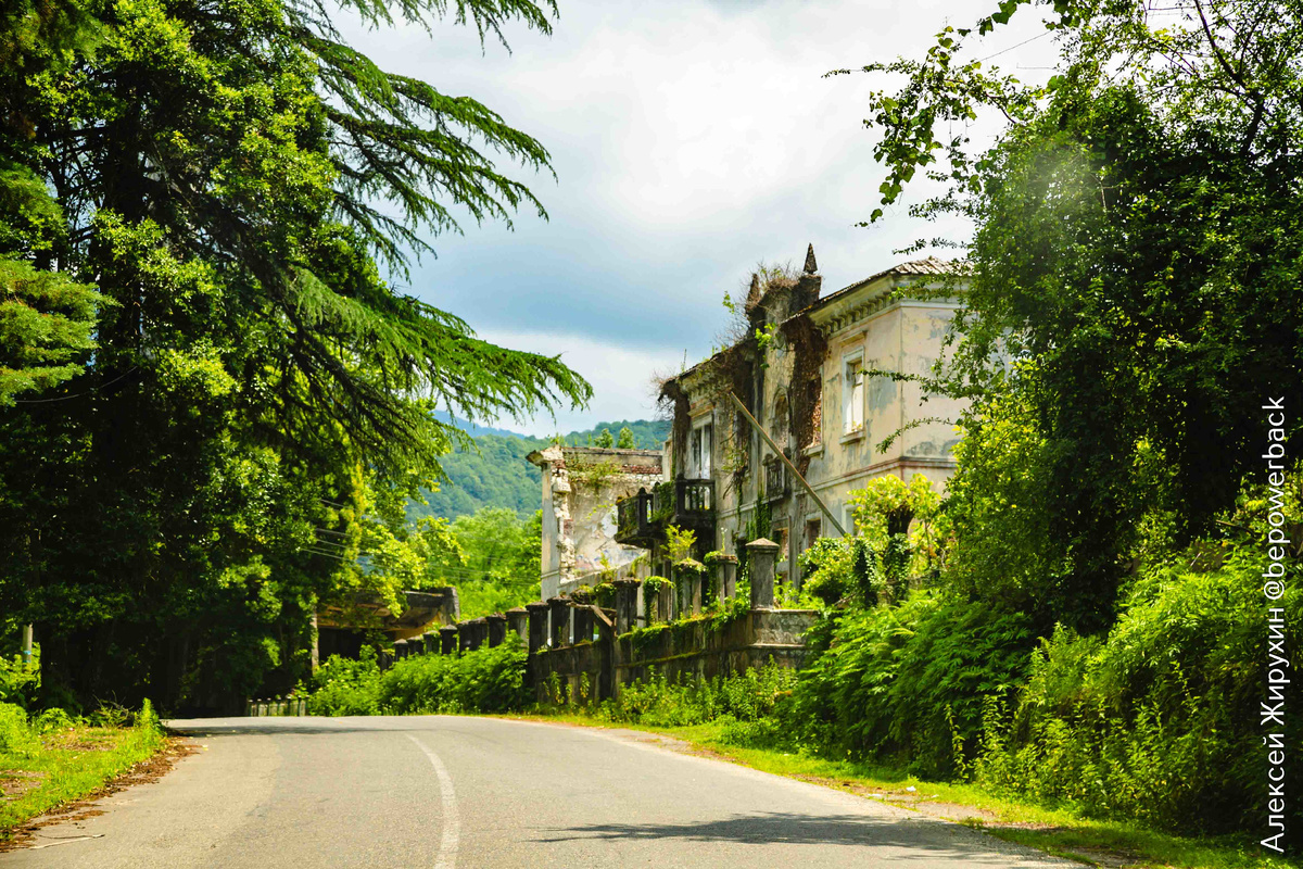 Ткуарчал уникален тем, что полностью окружен горами, и в него ведет всего одна автомобильная дорога
