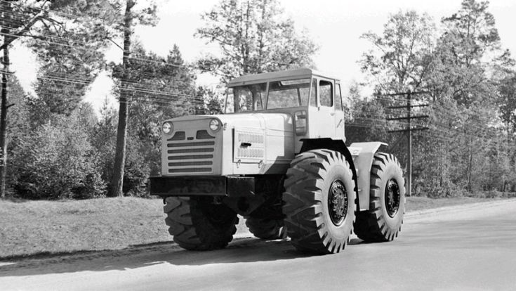 🛠️ МоАЗ-542: Советский "невидимка", который чистил аэродромы и мог воевать! Почему уникальный тягач так и не вышел в серию?