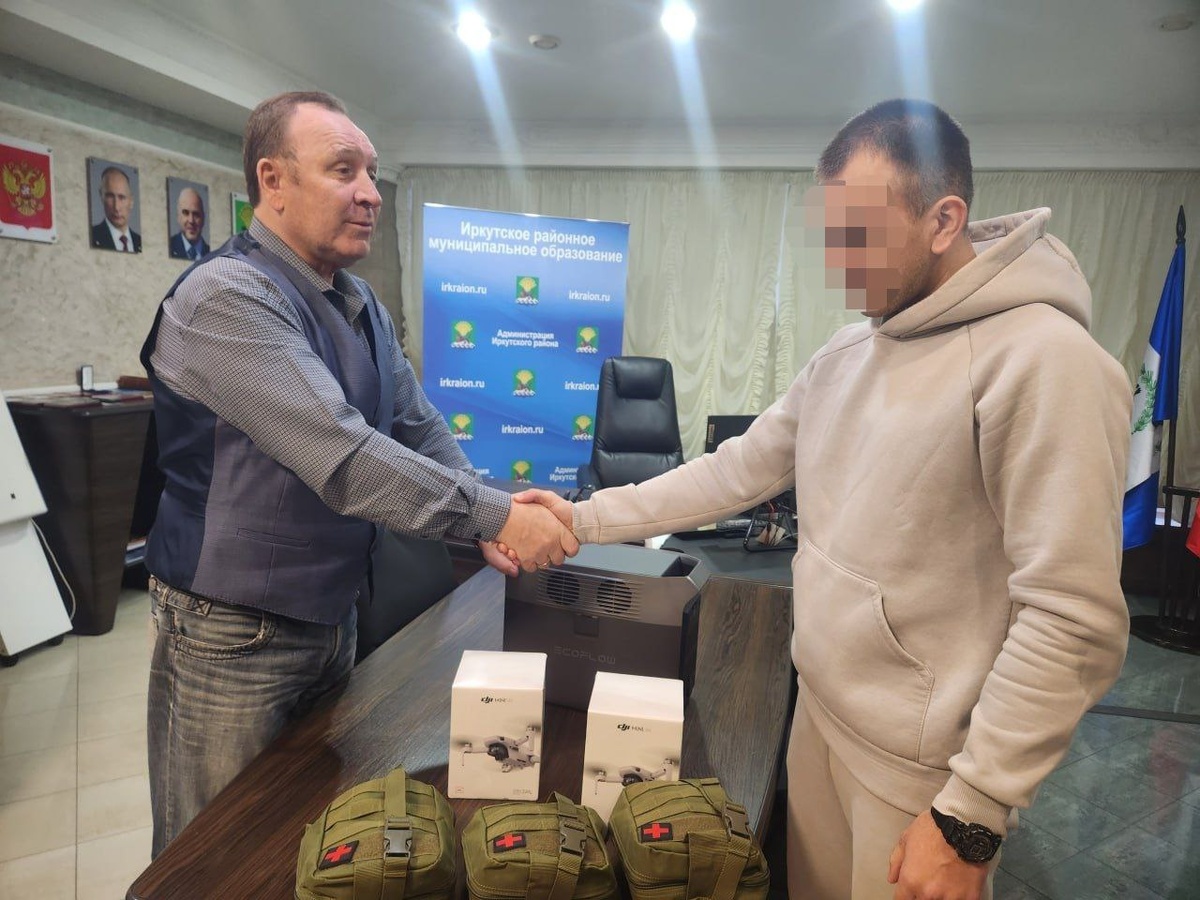    Фролов вручил через бойца СВО для тех, кто там находится внешний аккумулятор, аптечки и квадрокоптер. Фото ТГ-канал Леонида Фролова.