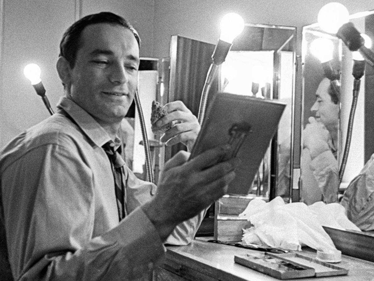 Валентин Гафт в гримерке перед спектаклем.