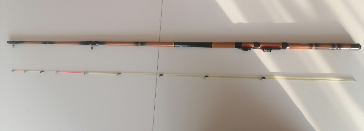 Вот этот мини-пикер, поразивший меня очень яркой тактильной чувствительностью при использовании нейлоновой монолески 0,1 мм. Сплошной  фаберглассовый солид и дешевый карбон. 