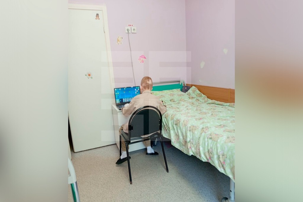    Фото © Абзац / Мальчик Валя, на которого в феврале напали хаски