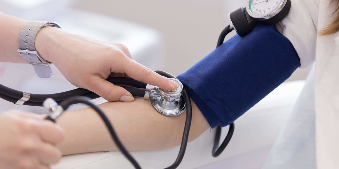 Как правильно измерить давление? Патофизиолог рассказала несколько хитростей