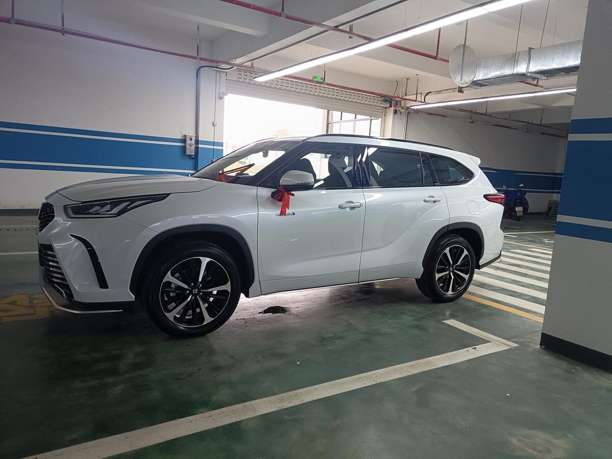 Фото 2. Вид с боку на Toyota Crown Kluger.