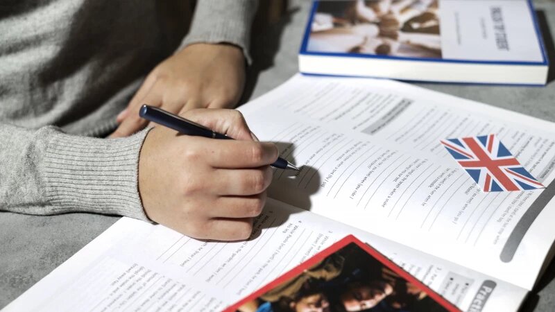     Обучение языкам. Фото: ru.freepik.com, автор freepik.