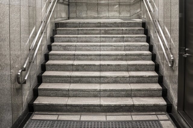    Жильцы вынуждены подниматься на верхние этажи по лестнице. Фото: ru.freepik.com