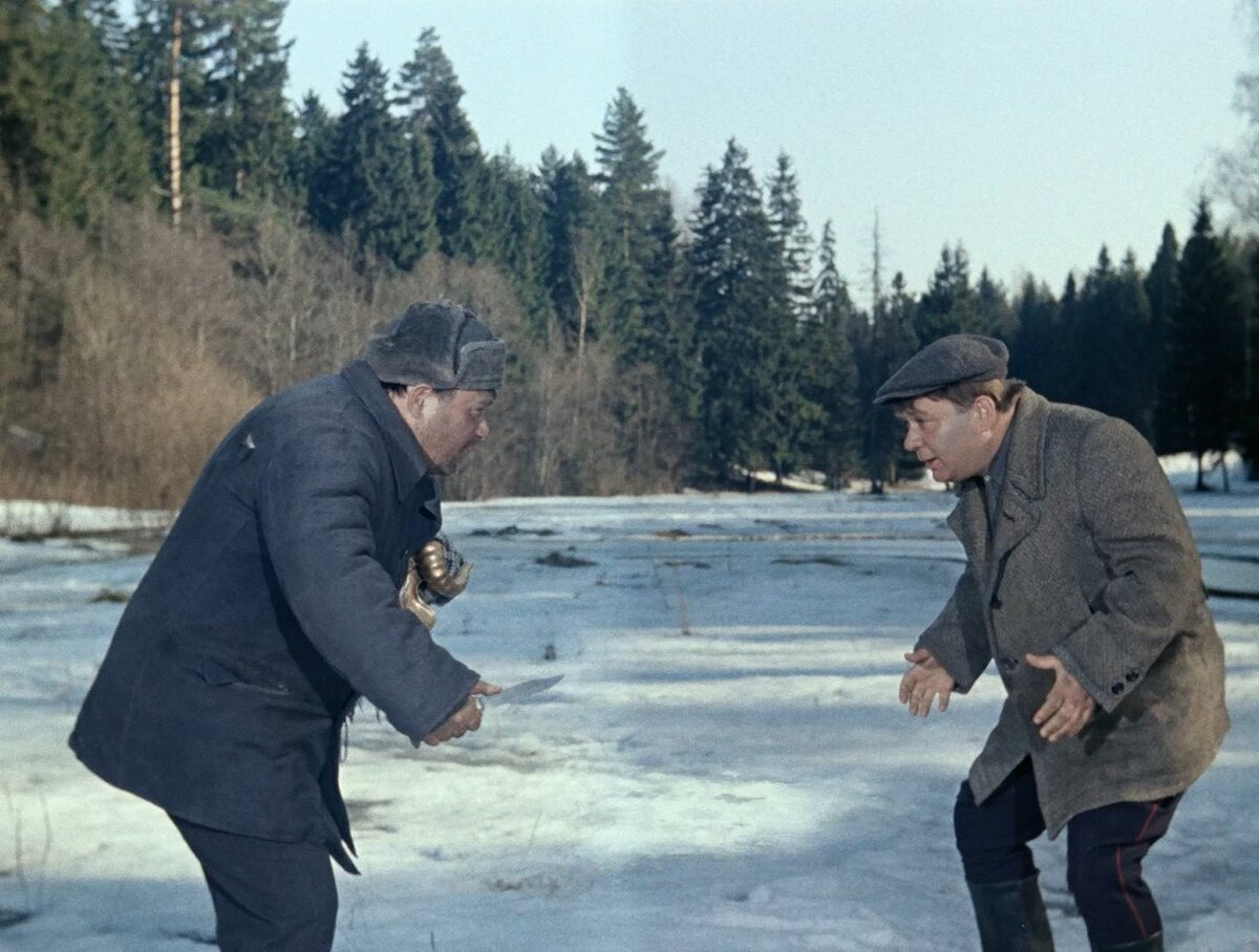 Плохой и хороший, хотя такие одинаковые. Кадр из отличного фильма