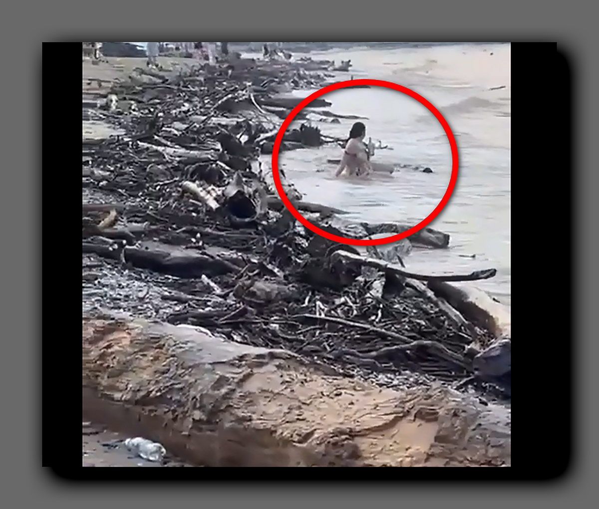 Стоп-кадр из видеорепортажа на пляже поселка Джубги 