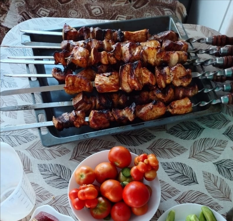 Это к ужину. Ужин на столе 😋 Обратите внимание на помидоры необычной формы. Фото автора