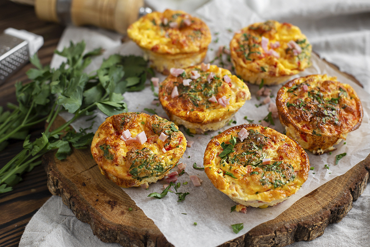 Маффины из воздушного омлета с ветчиной и сыром