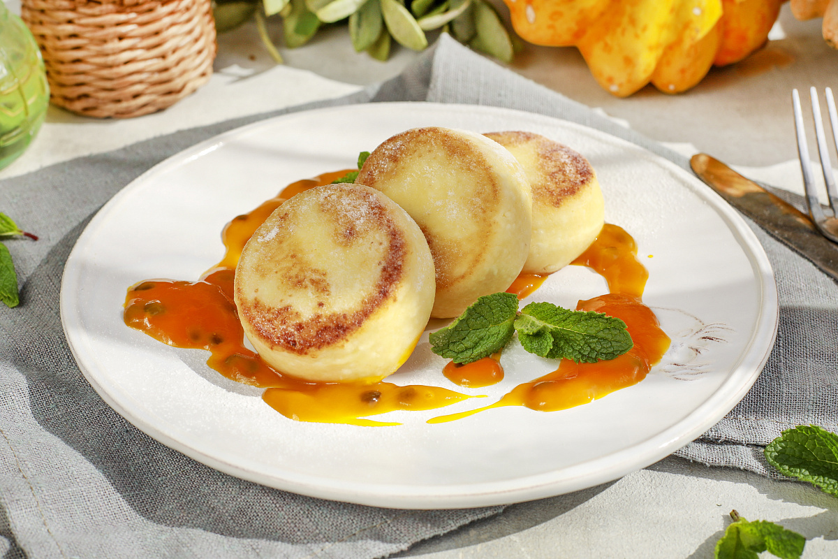 Сырники «Завтрак на Самуи» с манго и маракуйей