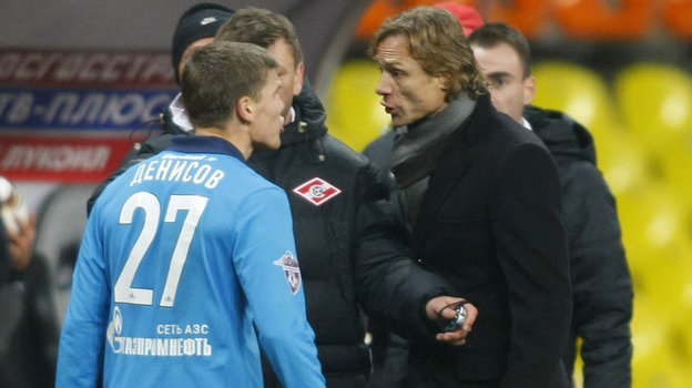 27 октября 2010 года. Москва. «Спартак» — «Зенит» — 1:0. Стычка Игоря Денисова и Валерия Карпина. Фото Алексей Иванов