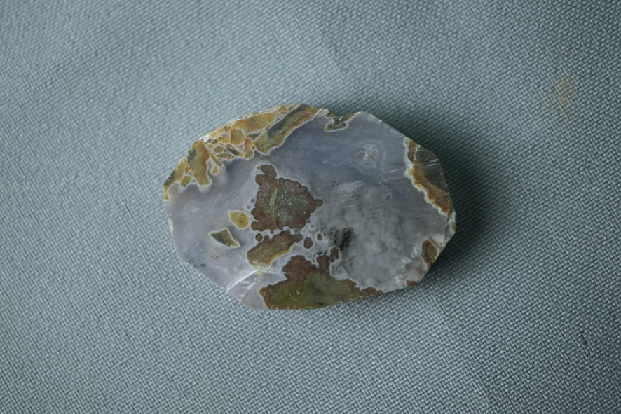 Пластина - заготовка. Чем-то напоминает замёрзшую лужу (реку).