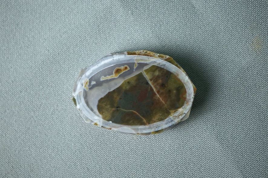 Обрезаем камень до овала и приклеиваем на держатель.