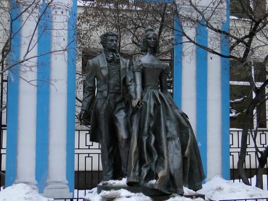 Estatua del Señor Pushkin y su esposa en la calle Arbat de Moscú. 