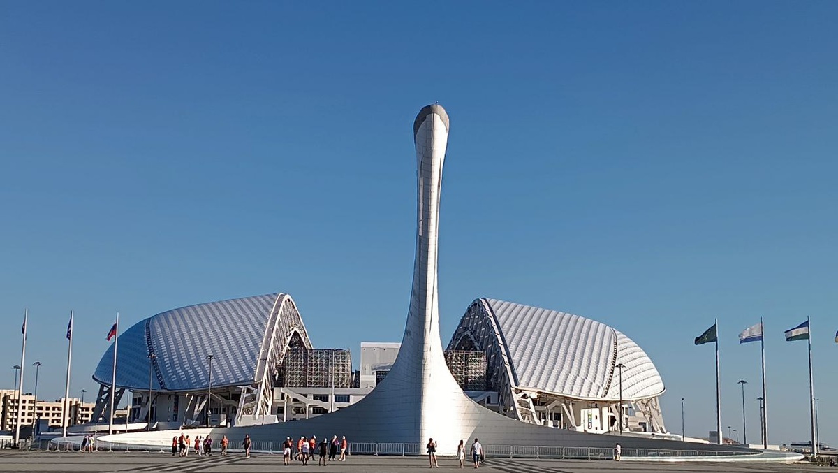 Фишт и факел Олимпийского огня 