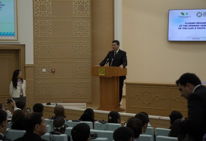 Выступление Азата Атаева на Молодежном форуме в рамках Международной конференции LLDC3, 4 августа, 2025 г., Аваза, Туркменистан (Фото: ВТ)