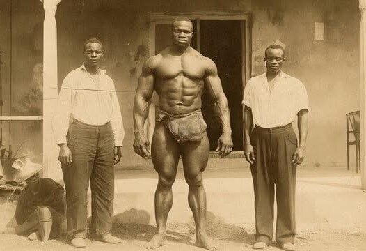 Пишут, что в центре это он