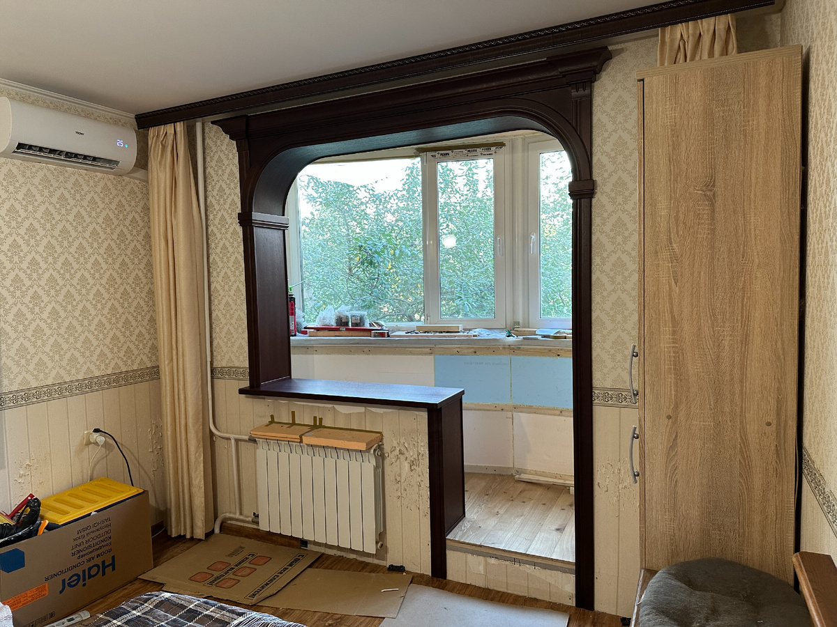 Арка на балкон с карнизом из дуба