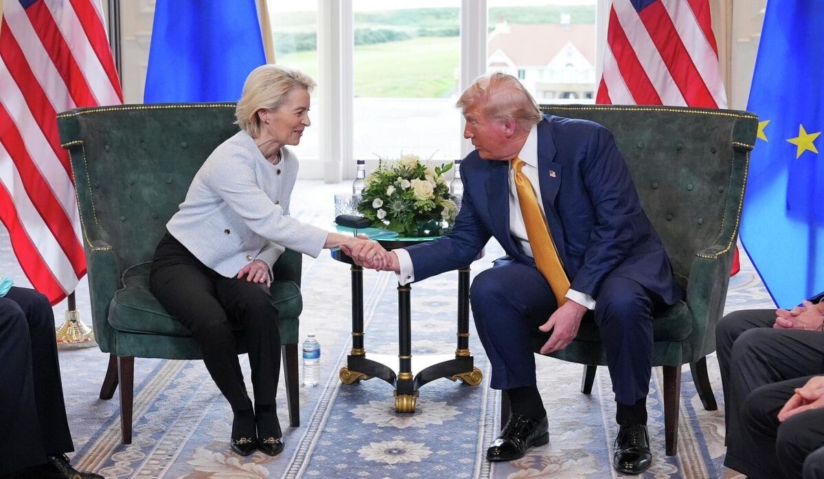     Президент Дональд Трамп США и председатель Европейской комиссии Урсула фон дер Ляйен. Источник: © AP Photo Автор фото: Jacquelyn Martin