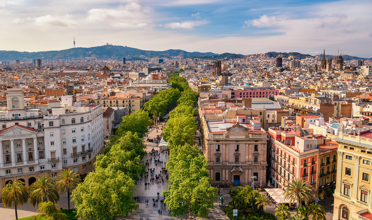 На Ла Рамбла днём и ночью кипит жизнь — выбирай отель на этой улице, если хочешь оказаться в туристическом эпицентре.Фото: Noppasin Wongchum / Shutterstock.com
