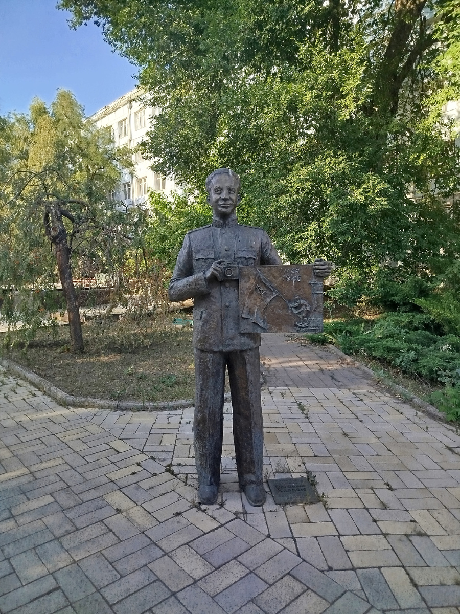 Памятник дончанину Евгени Халдею, который является автором знаменитого фотоснимка "Знамя Победы над Рехстагом".