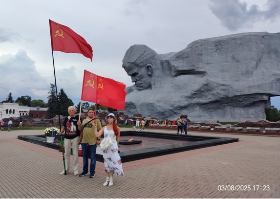 В братских партиях. Фото с сайта RKRP.SU