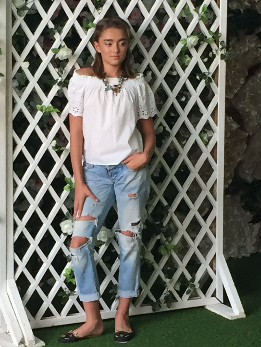 Несколько деталей: конечно, джинсы, балетки и пригодное hand-made ожерелье.