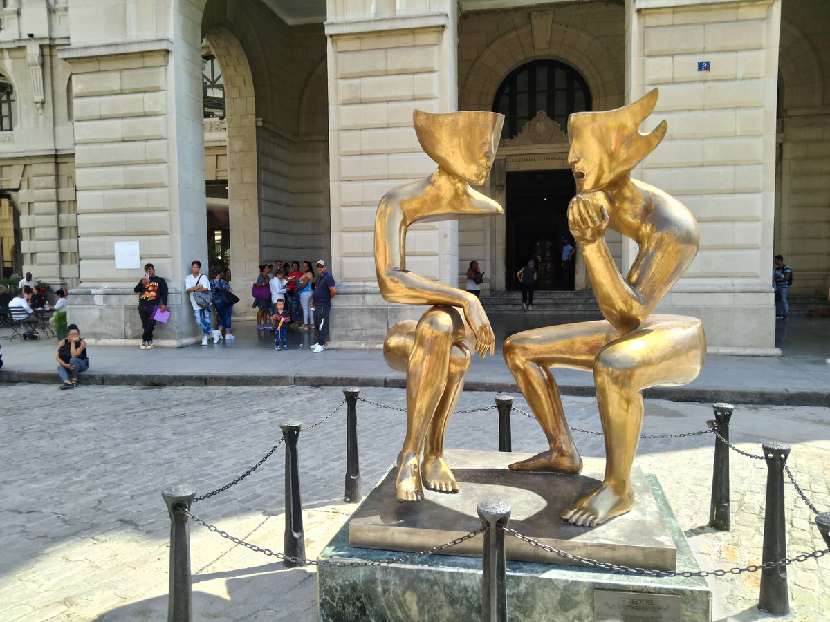 Процесс коммуникации. Скульптура в Гаване. Фото: Юлия Жемалева.