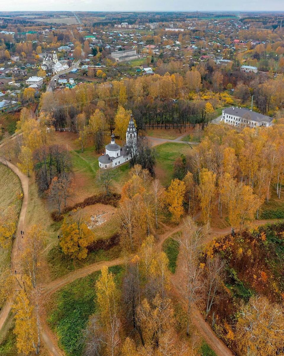Собор Успения Пресвятой Богородицы — православный храм на Соборной горе в Плёсе, старейшее сохранившееся здание города.  Он стоит на месте сгоревшей деревянной церкви и отличается скромным, но в то же время изящным оформлением