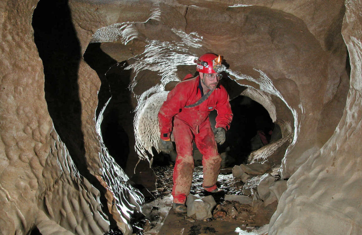 Wikimedia Commons📷Спелеолог спускается в пещеру в штате Алабама