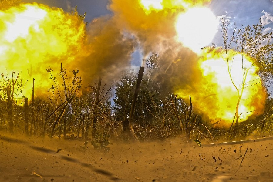 Работа расчета 152-мм буксируемой гаубицы 2А36 "Гиацинт-Б" военнослужащих артиллерийского подразделения ВДВ - Фото: Алексей Коновалов/ТАСС