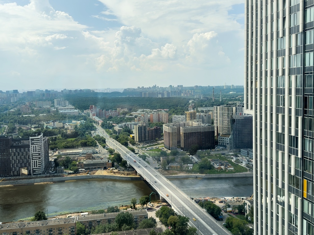Вид на Москва-реку из окна жилого комплекса Headliner